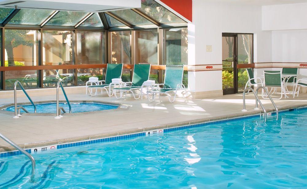 Courtyard Newark Liberty International Airport Hotel Екстериор снимка