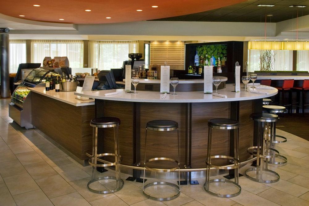 Courtyard Newark Liberty International Airport Hotel Екстериор снимка