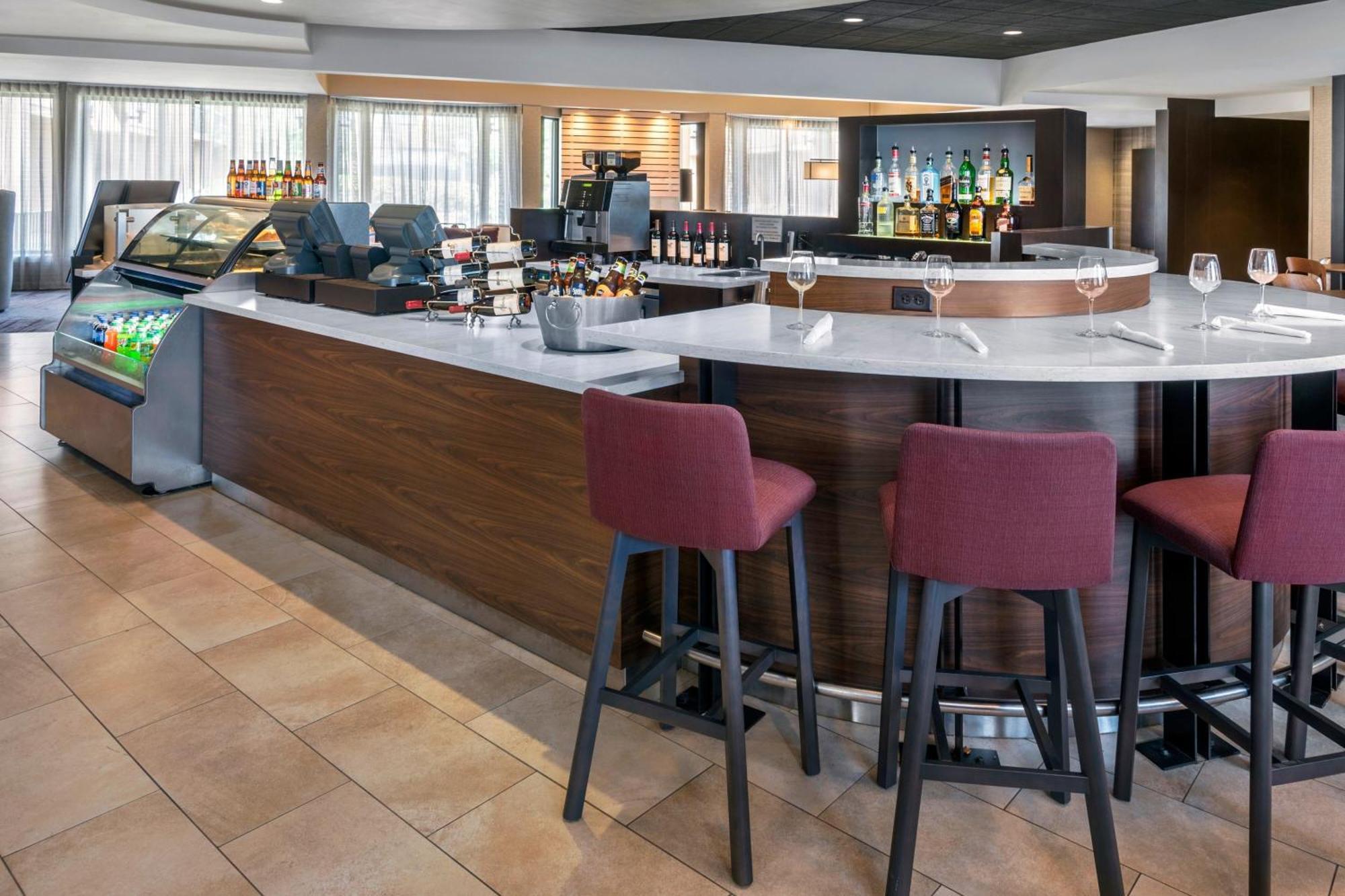 Courtyard Newark Liberty International Airport Hotel Екстериор снимка