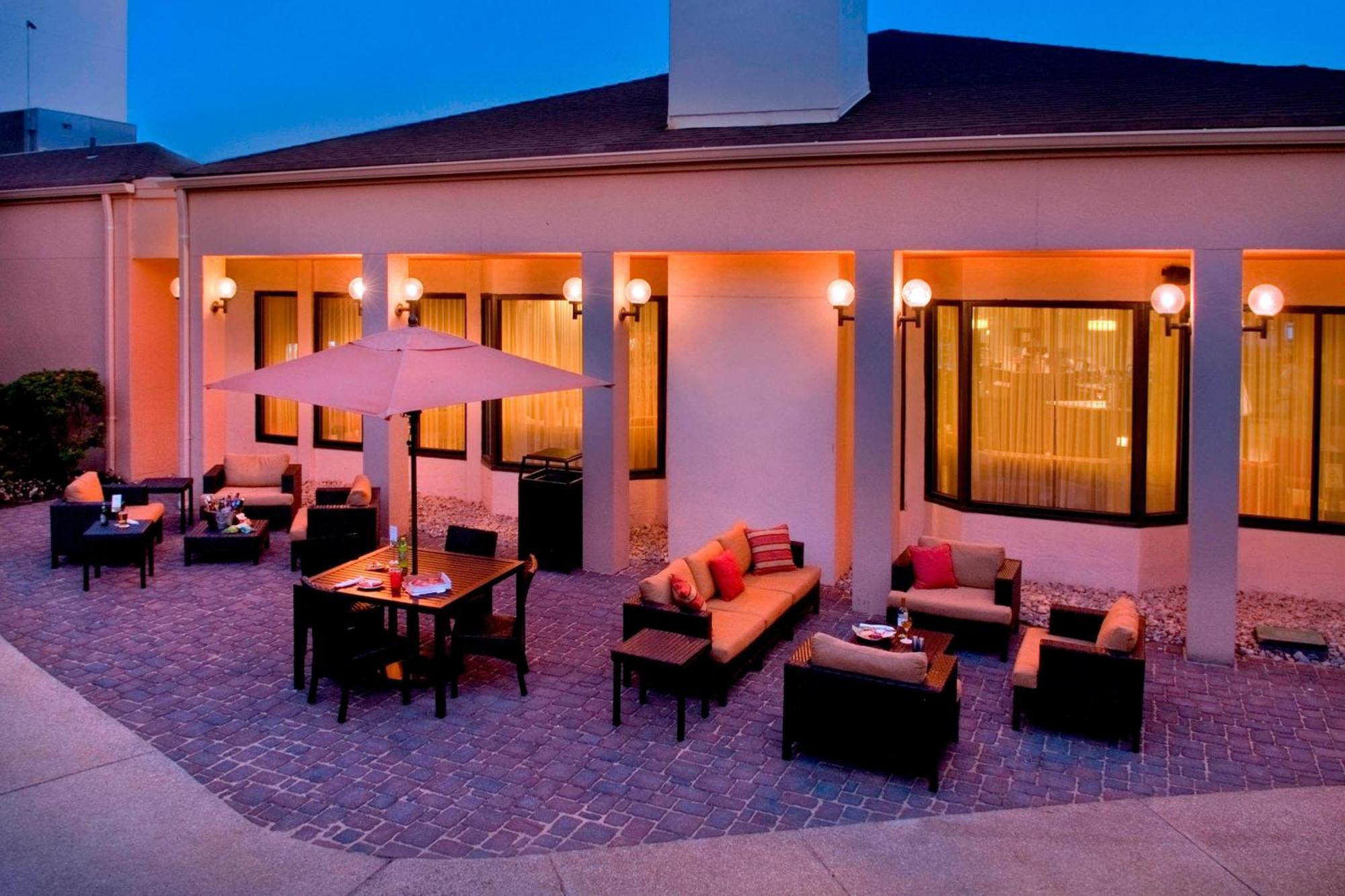 Courtyard Newark Liberty International Airport Hotel Екстериор снимка