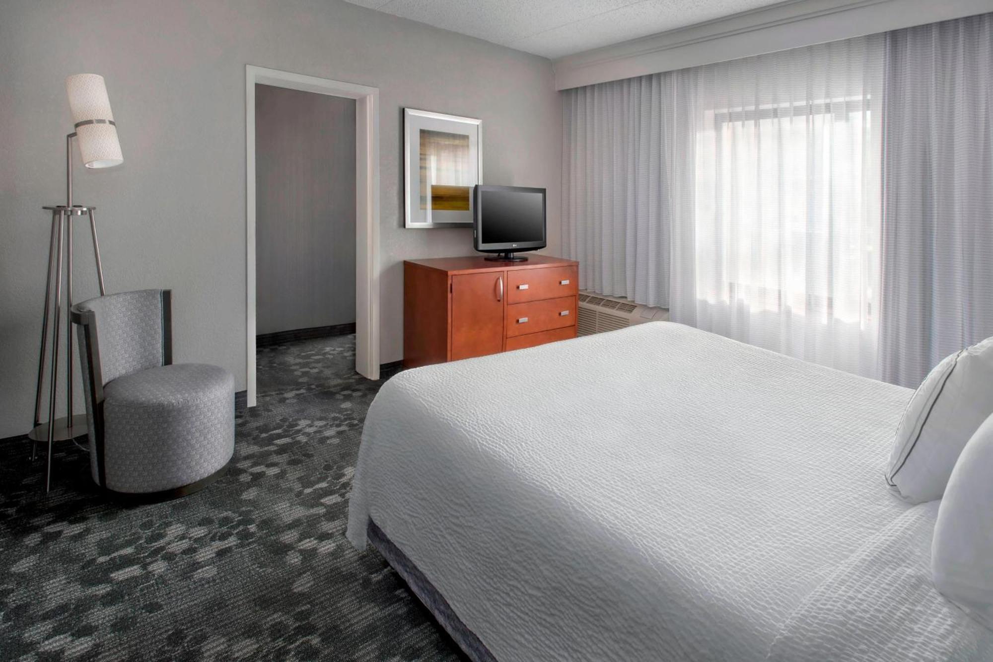 Courtyard Newark Liberty International Airport Hotel Екстериор снимка