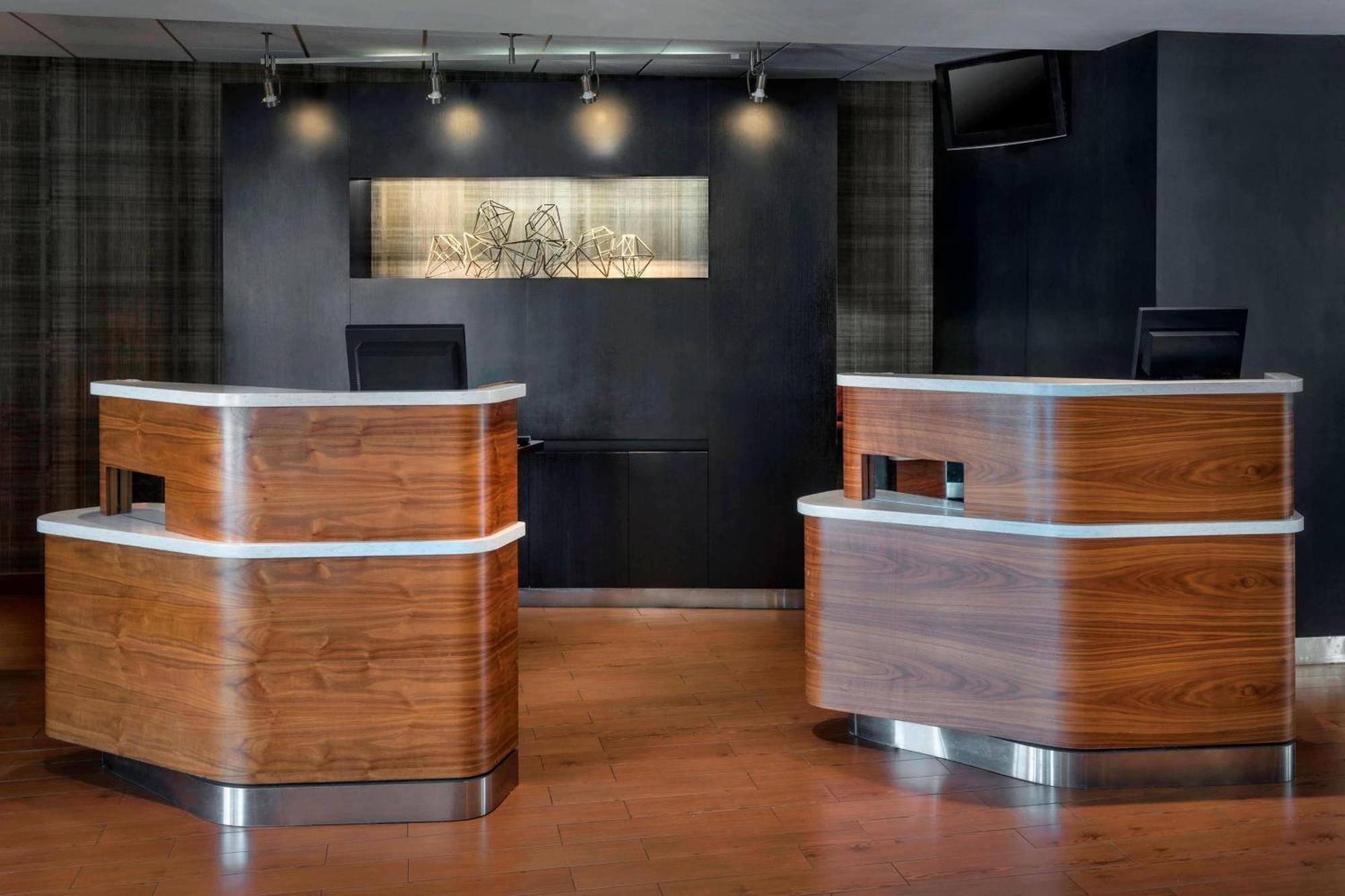 Courtyard Newark Liberty International Airport Hotel Екстериор снимка