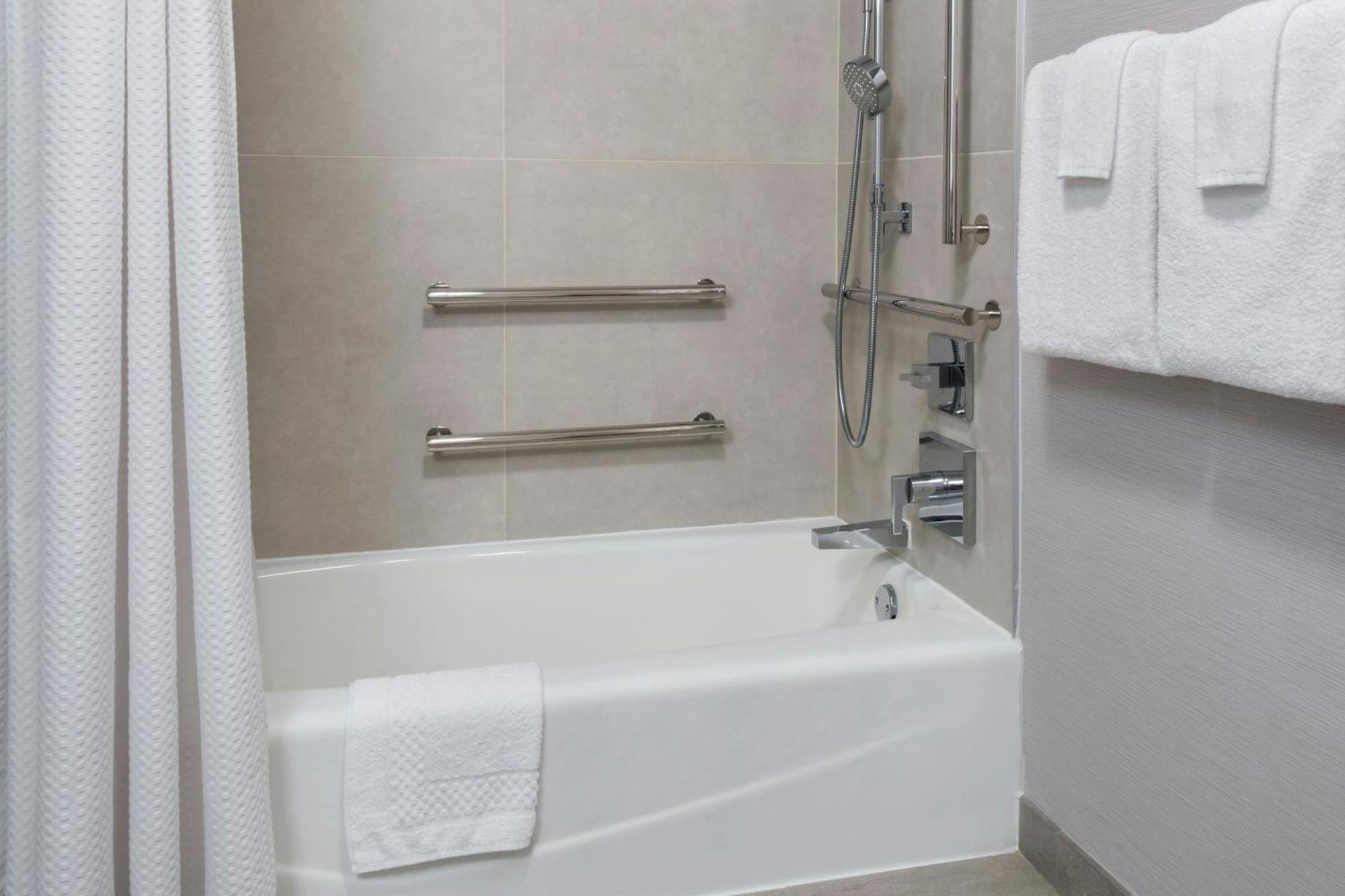 Courtyard Newark Liberty International Airport Hotel Екстериор снимка