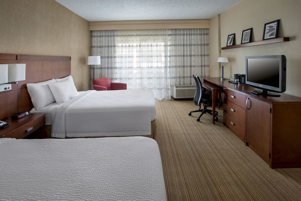 Courtyard Newark Liberty International Airport Hotel Екстериор снимка