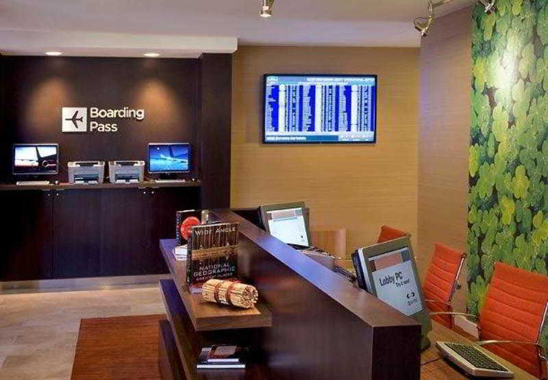 Courtyard Newark Liberty International Airport Hotel Екстериор снимка