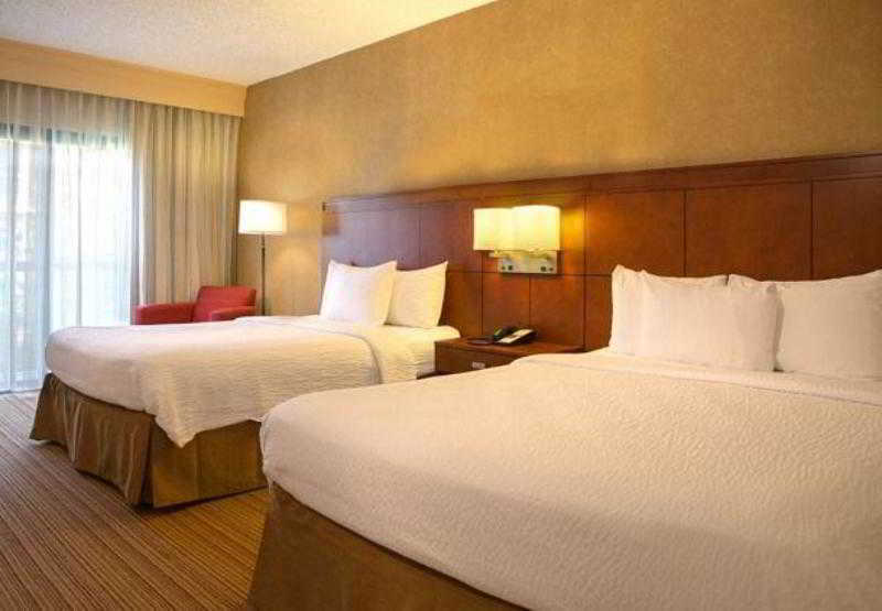 Courtyard Newark Liberty International Airport Hotel Екстериор снимка