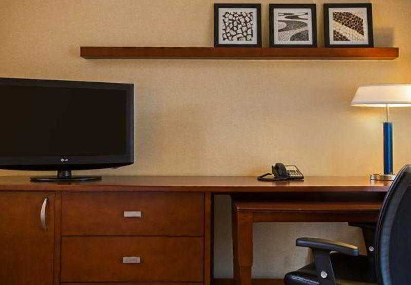 Courtyard Newark Liberty International Airport Hotel Екстериор снимка