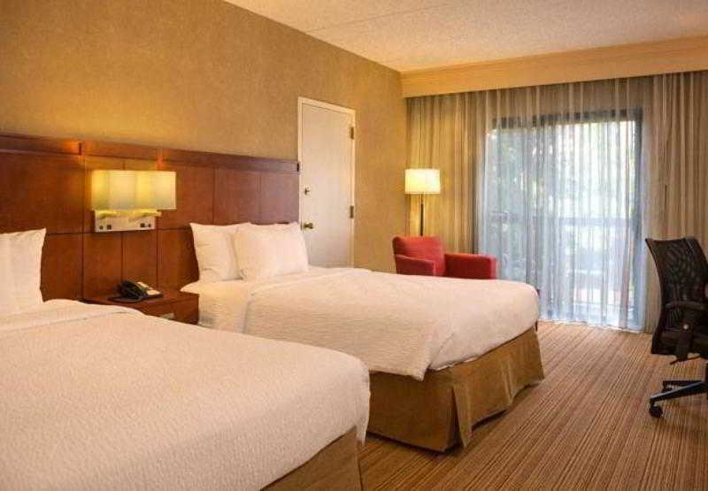 Courtyard Newark Liberty International Airport Hotel Екстериор снимка