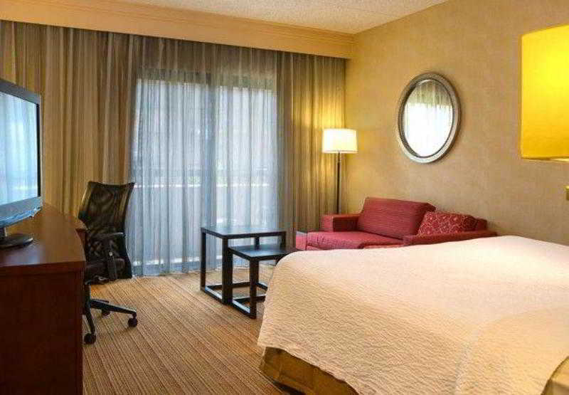Courtyard Newark Liberty International Airport Hotel Екстериор снимка
