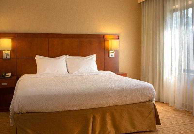 Courtyard Newark Liberty International Airport Hotel Екстериор снимка